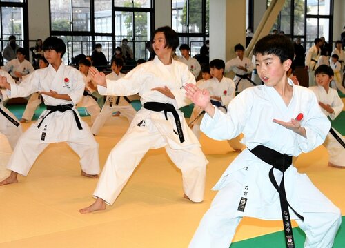 空手道の形の練習を繰り返す参加者＝８日、鳥取市東町１丁目の市武道館