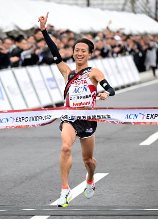 　ＡＣＮエキスポ駅伝で、１位でゴールするトヨタ自動車のアンカー内田隼太＝大阪市の夢洲