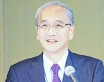 受動喫煙根絶に向けた大会宣言を発表する長谷川会長＝１６日、米子コンベンションセンター