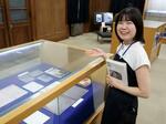 　大阪府立中之島図書館での山崎豊子パネル展を案内する担当学芸員の小菅真奈さん＝４日、大阪市