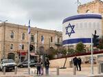 　イスラエル・エルサレムの街に掲げられた国旗＝２０２３年１２月（共同）