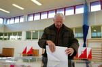　１５日、ポーランド議会選挙で投票する人＝ワルシャワ（ロイター＝共同）