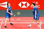 　混合ダブルス準決勝　中国ペアに敗れた渡辺勇大（右）、東野有紗組＝杭州（共同）