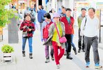 鳥取県内を観光する韓国人グループ。地元店舗の情報を発信する態勢づくりが求められる＝２０２３年１０月、境港市の水木しげるロード