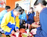 打吹公園だんごやお茶を楽しむ生徒たち＝２７日、倉吉市幸町の石谷精華堂