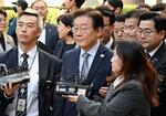 　判決後、ソウル中央地裁を出る最大野党「共に民主党」の李在明代表（中央）＝１５日（共同）