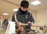 　野球の木製バットをオーダーメードで作る稲原周作さん＝北海道比布町