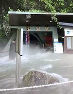 　龍泉洞内の地底湖の水位が上がり、入り口からあふれ出す濁った水＝１３日、岩手県岩泉町（龍泉洞事務所提供）