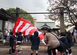 　豊山八幡神社でお披露目された鉄製のしめ縄＝１１日午後、北九州市