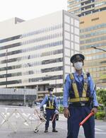 　米大使館（左奥）周辺を警戒する警察官＝２０２２年５月、東京都港区