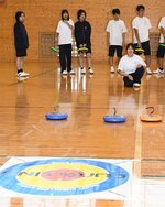 的を狙ってジェットローラーを滑らせる生徒＝１８日、琴浦町の琴の浦高等特別支援学校