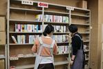 　地元書店から鳥取県立図書館に運び込まれた本を選ぶ職員ら＝２０２４年１１月１２日午前、鳥取市