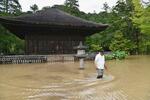 　大雨の影響で浸水被害に遭った国宝の「白水阿弥陀堂」＝９日午後、福島県いわき市