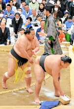 【コミカルに】コミカルな動きで相撲の禁じ手を紹介し、会場の笑いを誘った初切（しょっきり）。力士がお尻をたたかれ大爆笑

