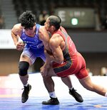 男子グレコローマン８７㌔級決勝　攻め合う磯江大成（左）＝代々木第二体育館