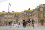 　ベルサイユ宮殿で行われたパリ五輪の聖火リレー＝２３日、パリ郊外（共同）