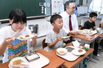 深沢市長（右から２番目）と一緒に、記念の給食を味わう児童ら＝１日、鳥取市西品治の富桑小