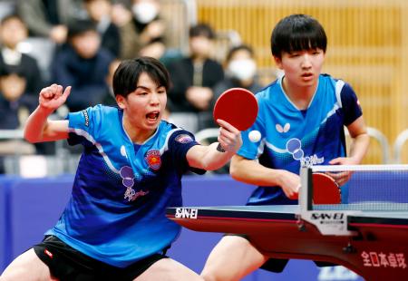 　男子ダブルス準々決勝　プレーする岩井田駿斗（左）、中野琥珀組。中学生としてこの種目初の４強入りを決めた＝豊田市総合体育館