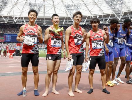 　男子４００メートルリレーで優勝した日本。左から上山紘輝、桐生祥秀、柳田大輝、坂井隆一郎＝ロンドン（共同）