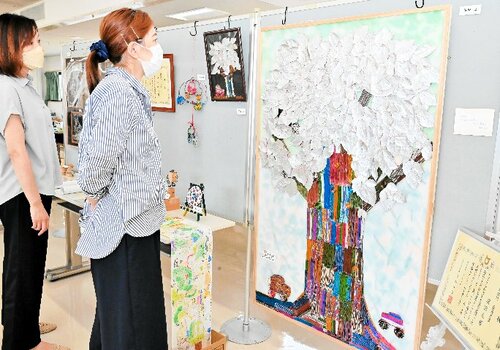 県立バリアフリー美術館収蔵作品などが並ぶ展示会場