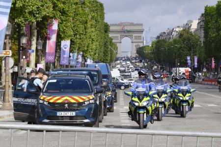 　シャンゼリゼ通りを警戒する憲兵隊。パリ五輪開幕まで１６日であと１０日となった＝パリ（共同）