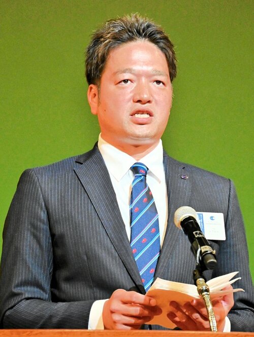 「挑戦する心の積み重ねが会の歴史」と式辞を述べる永井会長