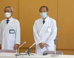 　記者会見する神奈川県立こども医療センターの黒田達夫総長（右）ら＝７日午後、横浜市