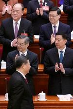 　中国全人代に臨む習近平国家主席（左下）と香港政府トップの李家超行政長官（右上）＝５日、北京の人民大会堂（共同）