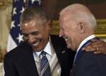 　ホワイトハウスでバイデン副大統領（右）の業績をたたえる式典に出席したオバマ大統領＝２０１７年１月（ＡＰ＝共同）