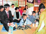 門脇宮司から七五三祈念をしてもらう家族連れ＝葭津神社