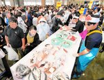 鮮魚を買い求める来場者＝１３日、境港市昭和町