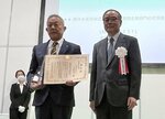 農林水産技術会議会長賞を受賞したＷＥＳＴの大野社長（左）＝提供