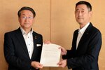 平井知事（左）に要請書を手渡す山崎代表代行＝３１日、鳥取県庁