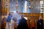 　２５日、パレスチナ自治区ベツレヘムの教会で行われたミサ（ロイター＝共同）