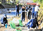 湯村温泉街を流れる春来川右岸の遊歩道を清掃する生徒ら＝新温泉町湯