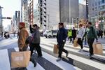 　東京・銀座で買い物袋を手に歩く外国人ら＝１７日午後