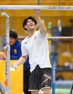 　平行棒の練習中に笑顔を見せる橋本大輝＝味の素ナショナルトレーニングセンター