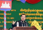 　３日、環状道路開通式で演説するカンボジアのフン・セン首相＝プノンペン郊外（共同）