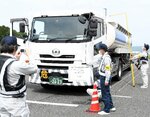 大型トレーラーの高さや長さを計測する国土交通省の関係者＝１３日、鳥取市本高