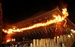 　東大寺二月堂で行われた「お水取り」で、お堂の舞台に浮かび上がるたいまつの炎＝１日夜、奈良市（多重露光）