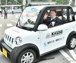 県内企業が開発した技術や素材が実装されたＥＶ車両＝３１日、鳥取県庁