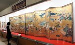 「源氏物語」を中心に屏風や浮世絵などきらびやかな絵図が並ぶ会場