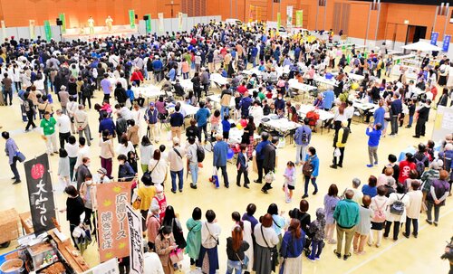 ４年ぶりの通常開催で大勢の人でにぎわう会場＝２１日、鳥取県米子市の米子コンベンションセンター