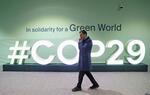 　ＣＯＰ２９の会場を歩く男性＝８日、アゼルバイジャン・バクー（ロイター＝共同）