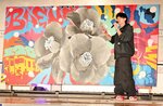 【はじける才能】 高校生アーティスト大番大楓さんの作品。倉吉市木のツバキを中心にあしらい、市制７０周年、倉吉駅開業１２０周年、ばえん祭をイメージして描き上げた大作