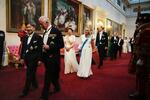 　晩さん会に臨まれる天皇、皇后両陛下と英国のチャールズ国王夫妻＝２５日、ロンドンのバッキンガム宮殿（ＰＡ通信＝共同）