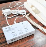 電話機に外付け自動録音装置を取り付けたイメージ（画像の一部を加工しています）