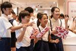 　自分たちがデザインした包装紙を手に笑顔を見せる、京橋築地小５年の児童たち＝１０月２５日、東京・銀座（提供　株式会社三越伊勢丹）