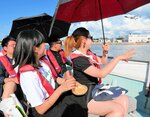 遊覧船でカモメの餌やりを楽しむツアー参加者＝２２日、米子市中町の加茂川・中海遊覧船