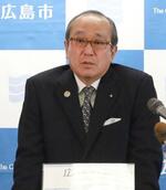 　広島市役所で記者会見する松井一実市長＝１８日午前